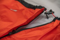 ファスナーとフラップの縫製ラインもシームシーリング済み